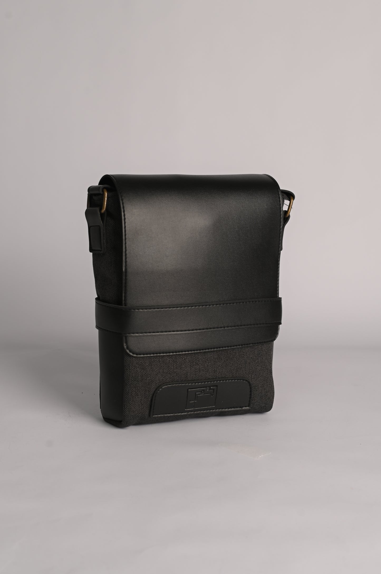 Cherm Messenger - Black and Charcoal Grey